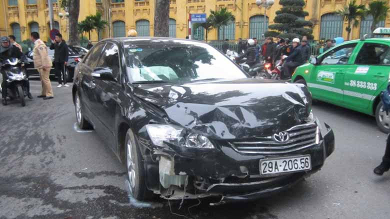 Toyota Camry gây tai nạn liên hoàn