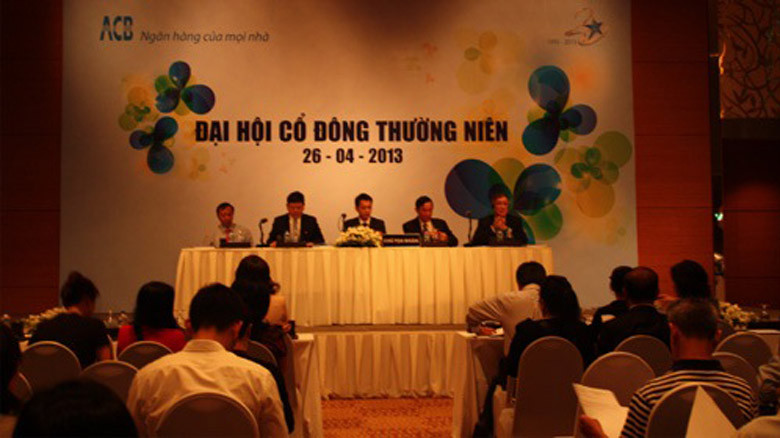 Đại hội cổ đông thường niên của ACB năm ngoái. Đã hai năm, ACB vẫn “treo” con số 718,9 tỷ đồng trong báo cáo tài chính, chưa thực hiện trích lập dự phòng rủi ro.