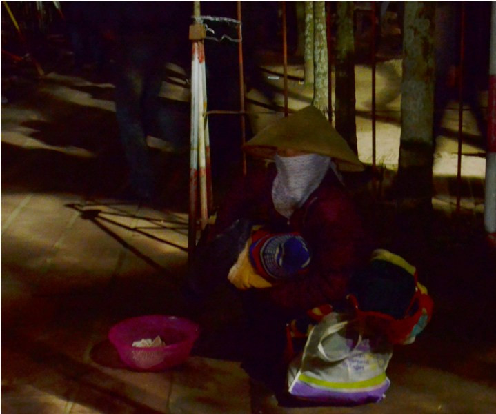 Ăn xin, sư giả 'bủa vây' đền Trần