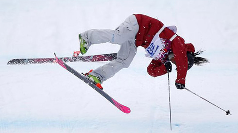  Tsubota lộn nhiều vòng trước khi ngã xuống chân dốc. Ảnh: Reuters.