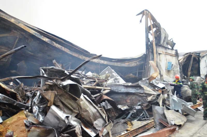 Nhà xưởng trơ khung sau nhiều giờ chìm trong lửa