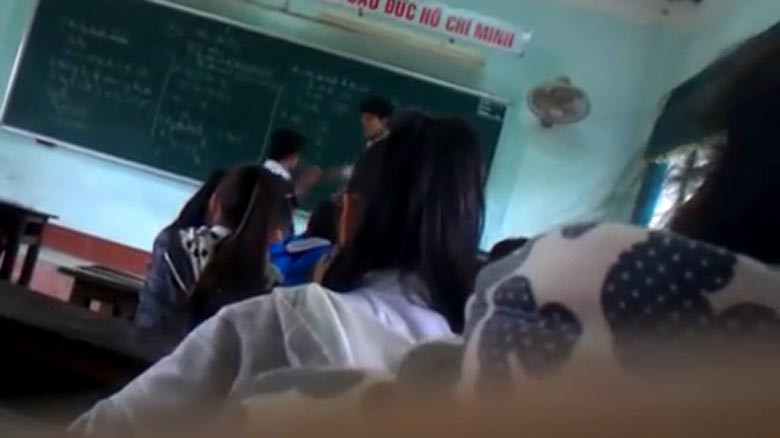 Clip thầy đánh trò để rồi trò phản kháng lại khiến nhiều người ngỡ ngàng đang tràn lan trên các trang mạng. Ảnh chụp từ clip.