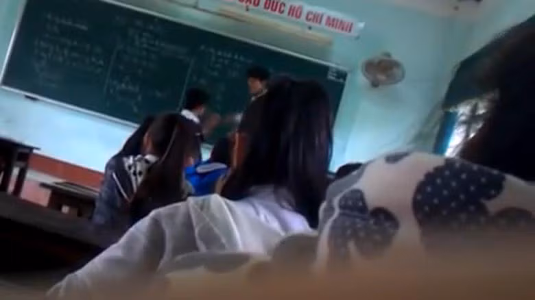 Clip thầy đánh trò để rồi trò phản kháng lại khiến nhiều người ngỡ ngàng đang tràn lan trên các trang mạng. Ảnh chụp từ clip.