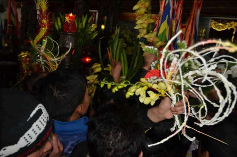 Xô đẩy, cướp hoa, ném tiền ở đền Trần