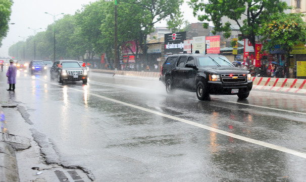 Đi trước Cadillac One là Chevrolet Suburban, chiếc SUV làm nhiệm vụ tác chiến điện tử, luôn đi trước xe Tổng thống và sau xe phó Tổng thống nếu đi cùng đoàn.