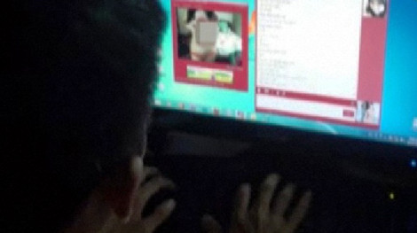 Giả hotgirl khoe thân qua mạng, lừa tiền người háo sắc