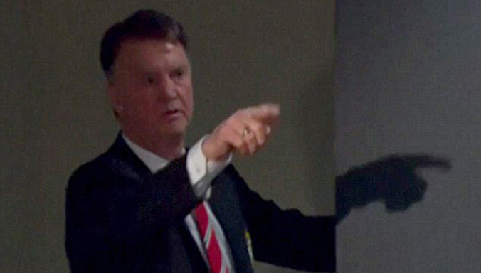 HLV Van Gaal chỉ tay thẳng mặt phóng viên.