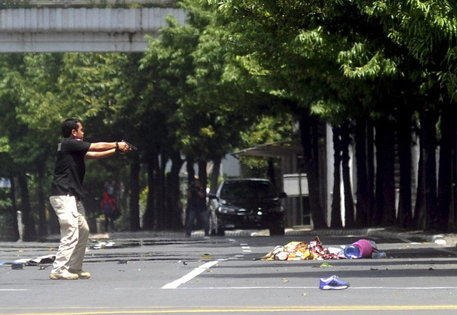 Một cảnh sát làm nhiệm vụ sau vụ tấn công sáng nay. Ảnh: EPA.