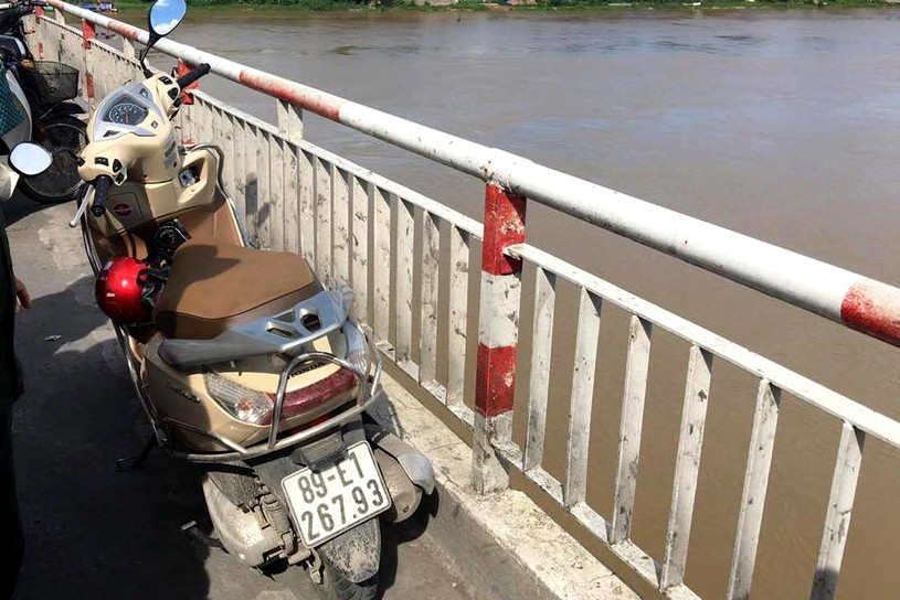 Chiếc xe máy của nạn nhân để lại hiện trường.