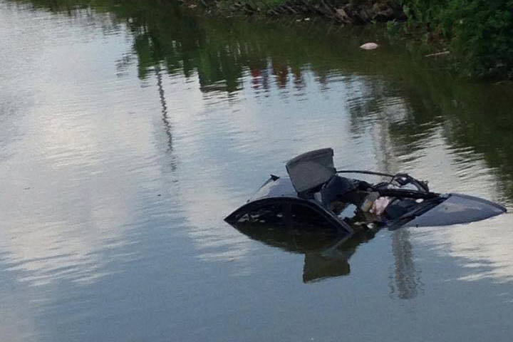 Chiếc ô tô 4 chỗ bị hư hỏng nặng. Ảnh: otofun.