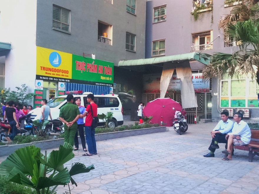 Hiện trường nơi người phụ nữ rơi xuống.