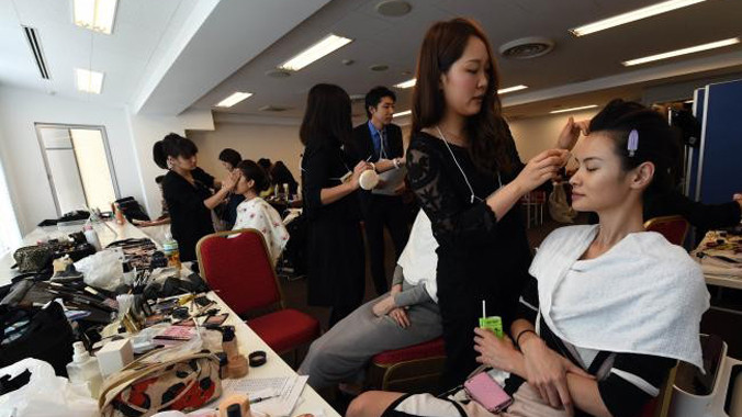 Rei Hamada đang trang điểm chuẩn bị cho chương trình biểu diễn Kimono. Ảnh: AFP.