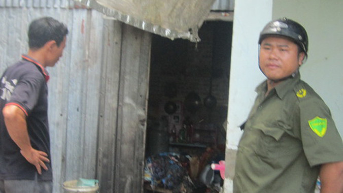 Sau khi đổ xăng châm lửa đốt, hai thanh niên lên xe bỏ chạy. Ảnh: Hoàng Trường.