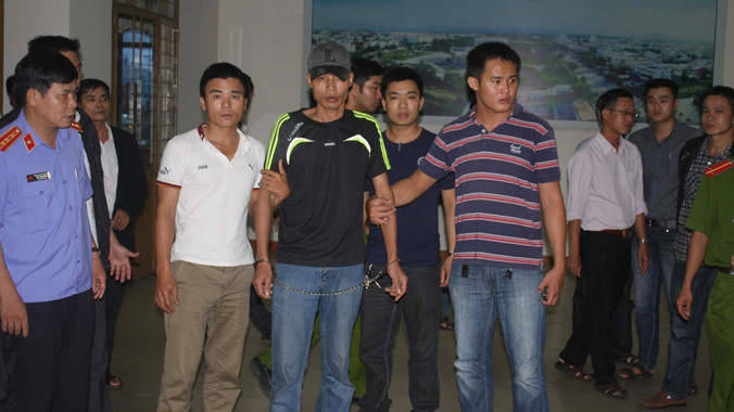 Đối tượng Vũ Mạnh Hùng (đội mũ) tại trụ sở UBND TP Kỳ chiều 25/11.