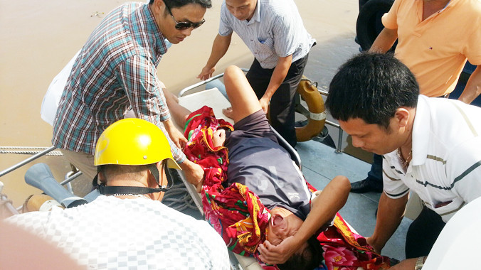 Ngư dân Phạm Văn Triển được đưa vào bờ.