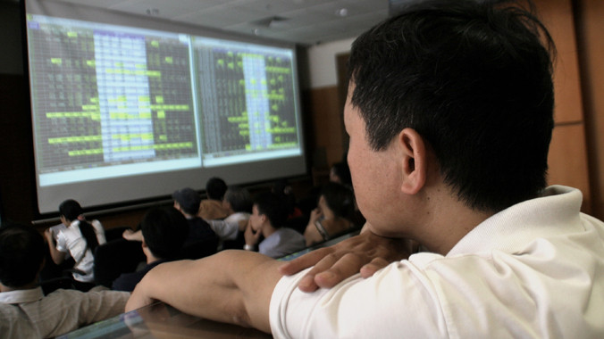 Không có dòng tiền từ ngân hàng, chứng khoán sẽ lao dốc?. Ảnh: Như Ý.