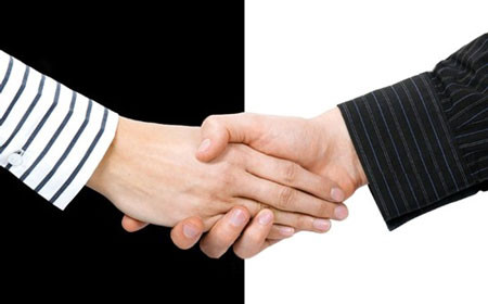 Những quyết định bán đứt hay một phần DN đã mang về cho các đại gia cả núi tiền.