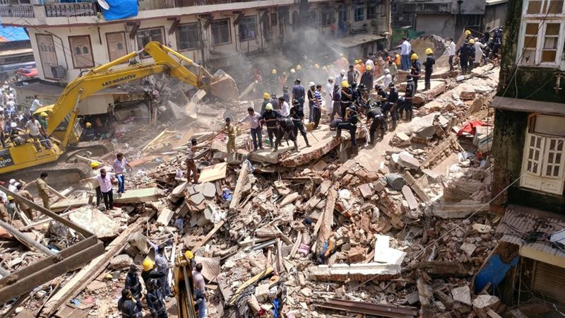 Hiện trường vụ tòa nhà cổ 6 tầng đổ sập. Ảnh: Reuters