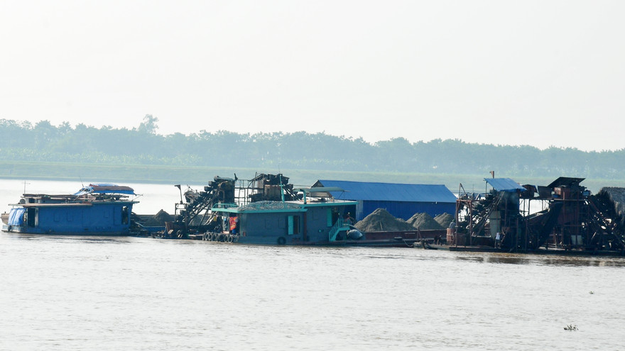 Tàu khai thác cát trái phép trên sông Hồng, đoạn thuộc địa bàn huyện Ba Vì ngày 25/9. Ảnh: Tuấn Nguyễn