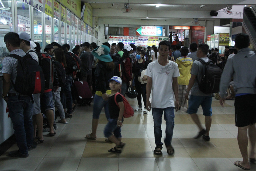 Săn vé xe khách từ sáng đến chiều để về quê nghỉ lễ 30/4