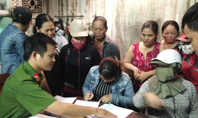 Lập biên bản vi phạm đối với các con bạc quý bà.