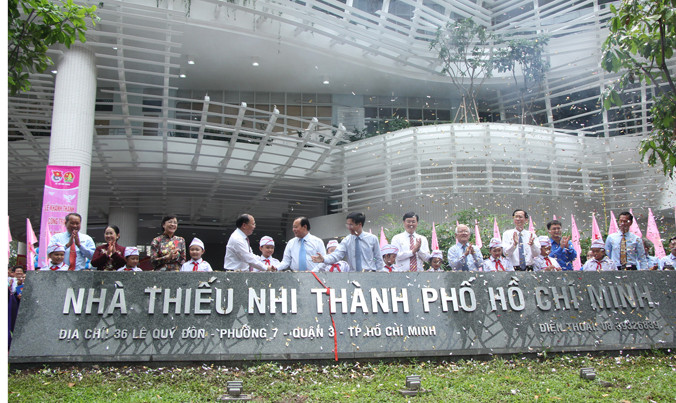 Các vị lãnh đạo T.Ư và TPHCM cắt băng khánh thành công trình nâng cấp Nhà thiếu nhi TPHCM.