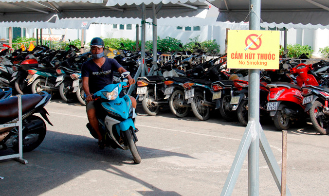 Trong dịp pháo hoa, Đà Nẵng quy định giá vé giữ xe từ 1.000đ – 10.000đ. Ảnh: Thanh Trần.