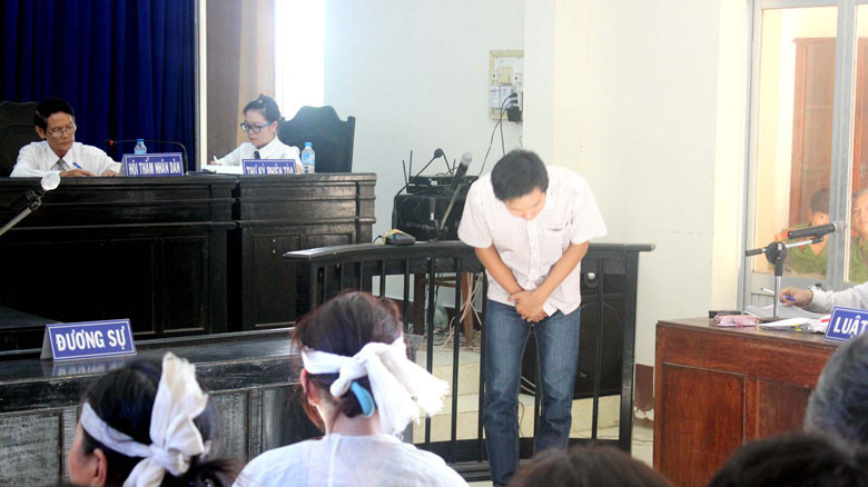 Bị cáo Đỗ Như Huy cúi đầu xin lỗi gia đình nạn nhân