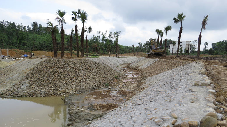 Nham nhở suối Bang. 