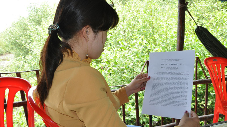 Nạn nhân Trần K.T với lá đơn yêu cầu khởi tố vụ án “làm nhục người khác”