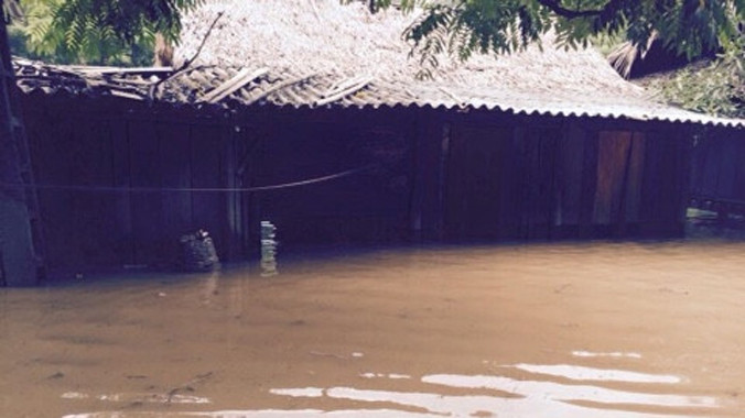 Tính đến chiều ngày 3/8, tại huyện miền núi Quan Hóa, mưa lũ đã làm ngập, sập, cuốn trôi, hư hỏng 99 ngôi nhà; cuốn trôi một cầu treo vận chuyển vật liệu thủy điện Hồi Xuân; cuốn trôi một đê quai của thủy điện; sạt lở đường, ách tắc giao thông…Ảnh: CTV.