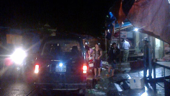 Rạng sáng 3/8, Tiểu thương chợ Giếng Vuông sơ tán tài sản, hàng hóa. Ảnh: Kim Chung.