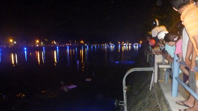 Lực lượng chức năng và gia đình tìm kiếm thi thể Nguyễn Quang Minh. 