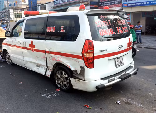 Hông xe cứu thương bị móp sau cú tông của ôtô 4 chỗ. Ảnh: Nguyệt Triều.