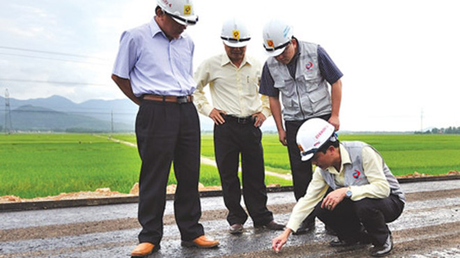 Tổng Giám đốc CIENCO 4 Lê Ngọc Hoa (ngồi) đang kiểm tra dự án