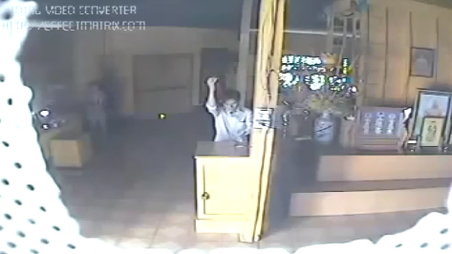 Cặp đôi đạo chích 'câu' tiền ở hòm công đức