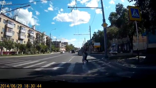 Dắt con gái sang đường, mẹ bị ôtô hất văng