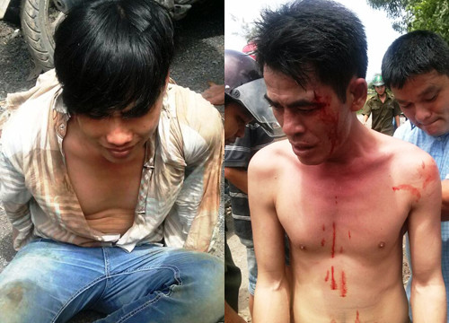 Hai kẻ trộm chó bị bắt dưới mương nước. Ảnh: Hoàng Trường