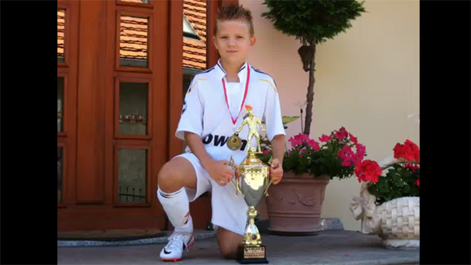 Cậu bé có kỹ thuật chơi bóng ngang C.Ronaldo