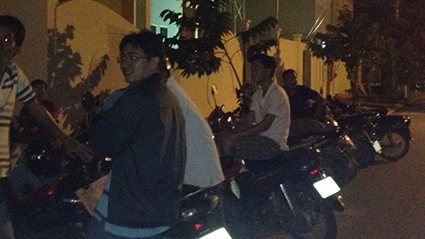 Phụ huynh xếp hàng từ 2h sáng để mua hồ sơ