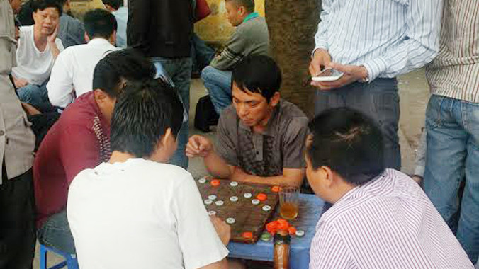 Uống trà, hút thuốc, đánh cờ