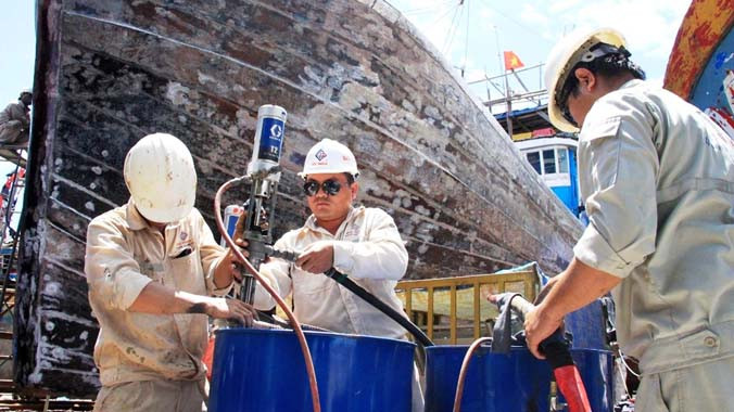 Chuẩn bị vật liệu phun Polyurea. ảnh: Nguyễn Huy