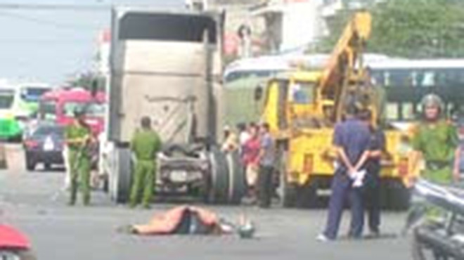 Một phu nữ bị xe tải kéo lê. Ảnh minh họa