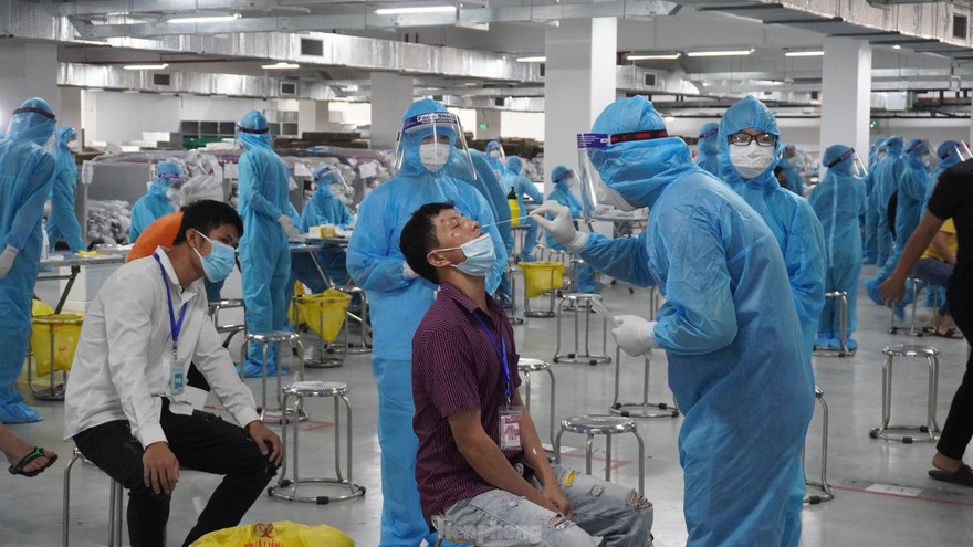 Cơ quan chức năng lấy mẫu xét nghiệm cho công nhân Khu công nghiệp Quang Châu