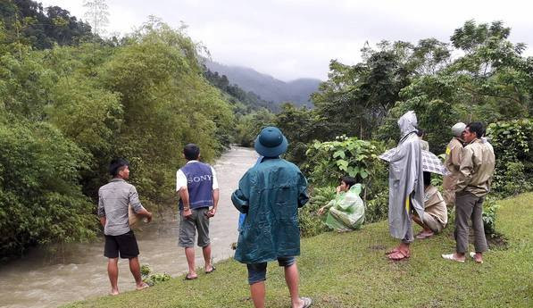 Người đàn ông bị lũ cuốn mất tích khi đi qua suối