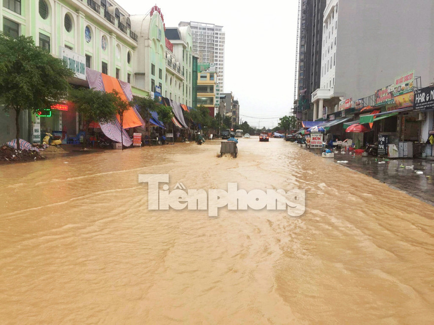 Mưa lớn, TP. Hạ Long chìm trong biển nước