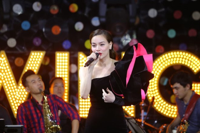 Hồ Ngọc Hà trong đêm nhạc đầu tiên sau khi dính ồn ào với Minh Hằng. Ảnh: Đoàn Tùng.