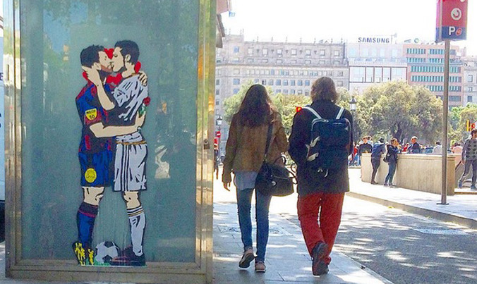 Bức tranh Messi hôn C.Ronaldo gây sốt.