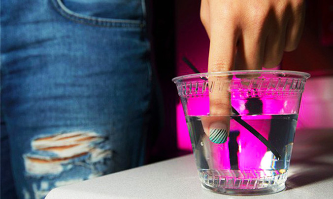 Cho ngón tay vào ly nước, sau 1 giây cô gái lập tức gọi cảnh sát vì…