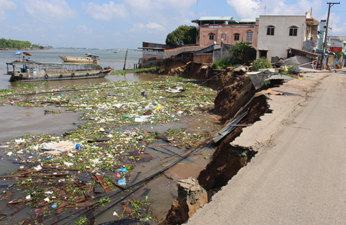 Khoảnh khắc hàng chục ngôi nhà ở miền Tây đổ sụp xuống sông